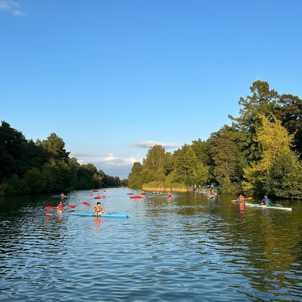 kinder und jugendliche in ihren kanubooten beim training auf dem kanal des sv empor eberswalde kanurennsport verein